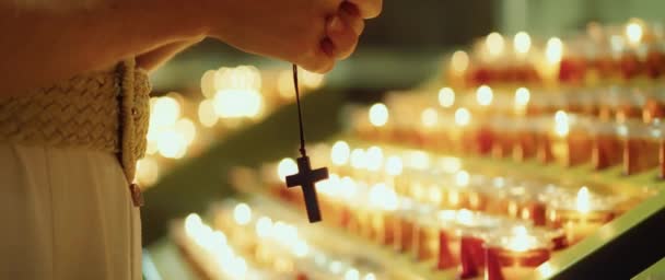 教会で祈っている女性 キリスト教の危機の祈り 深く宗教的な少女が主を賛美する — ストック動画