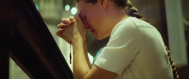 Tanrı Dua Eden Bir Kadın Yetişkin Kız Kilisede Diz Çöktü — Stok video