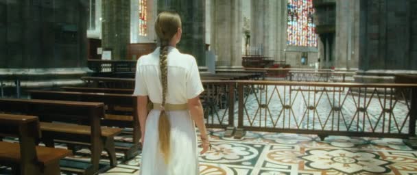 Csavargó Fiatal Vándor Keresi Istent Templomban Ősi Székesegyház Bazilika — Stock videók