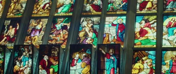 성당의 스테인드 글라스 창문에 화려한 그림에서 성경의 역사적 바실리카 교회에서 — 비디오