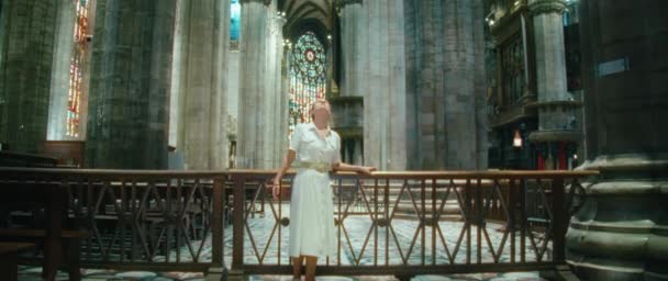 Viandante Donna Guardando Architettura Antica Della Basilica Ragazza Visita Attrazioni — Video Stock