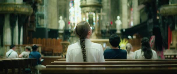 Turistka Navštěvující Starobylý Katedrálový Kostel Evropě Prohlídka Památek Pohled Dívku — Stock video