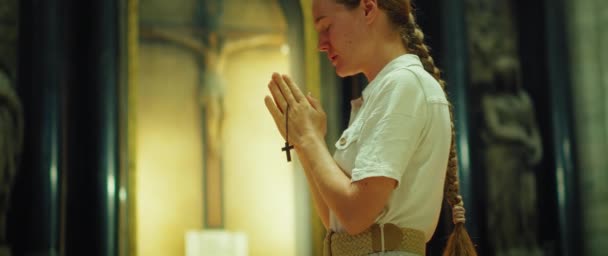 Mulher Falando Com Deus Oração Sinceramente Crente Pessoa Perdão Dos — Vídeo de Stock