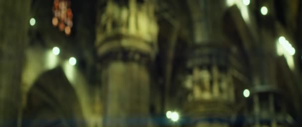 スタッコや彫刻が施された輝かしい建築背景コラム 歴史博物館の高いアーチ型のステンドグラスの窓 ヴィンテージ映画クローズアップビュー 大聖堂 バシリカ — ストック動画