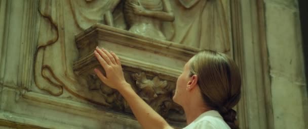 女人的手触摸着古城墙的废墟 教堂的历史建筑 宗教女孩的特写 祈祷仪式和祈祷者的感受 艺术研究 — 图库视频影像