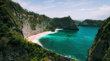 Bali 'de kristal berrak okyanus dalgaları olan elmas plajı. Turkuaz suyla el değmemiş deniz manzarası. Egzotik Ada Nusa Penida, Endonezya. Hava manzarası, sinematik görüntüler.