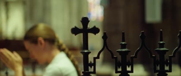 Sfondo Religioso Con Donna Offuscata Che Prega Chiesa Concetto Speranza — Video Stock