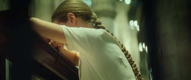 女人在寺庙里跪着祈祷一个信实的女孩在天主教堂向上帝祈祷 请求赦免她的罪过 — 图库视频影像