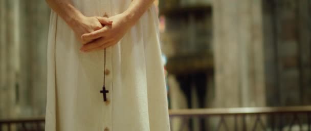 Chica Religiosa Busca Verdadera Dios Mujer Joven Con Vestido Largo — Vídeo de stock