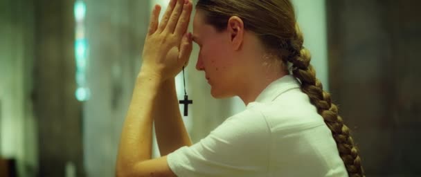 Frau Betet Auf Knien Tempel Ein Aufrichtig Gläubiges Mädchen Betet — Stockvideo