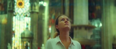 Katedral kilisesinde mimari manzaranın keyfini çıkaran genç bir kadın. Kızın yüzü antika tavana bakıyor. Gezi turu..