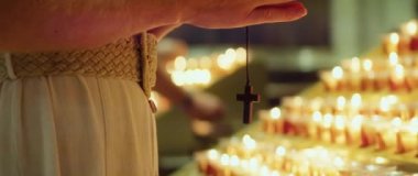 Kilisede dua eden bir kadın. Hristiyan hayatı krizi duası. Dindar kız Tanrı 'ya şükrediyor..
