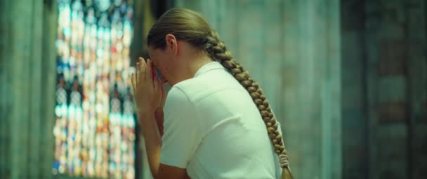 Junge Frau Betet Der Kirche Religiöses Erwachsenes Mädchen Wendet Sich — Stockvideo