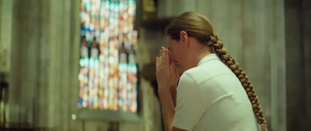 Erwachsene Mädchen Falteten Die Hände Gebet Gott Der Kathedrale Religiöse — Stockvideo