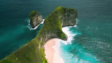 Nusa Penida Adası Bali Endonezya 'da doğal altın kumlu Kelingking plajı olan tropik kayalık okyanus kıyıları. Mükemmel bir tatil yeri..