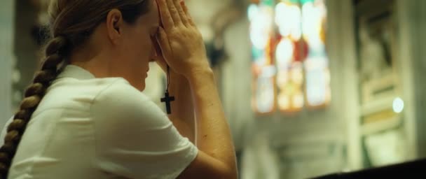 Mulher Rezando Joelhos Templo Uma Menina Sinceramente Crente Ora Deus — Vídeo de Stock