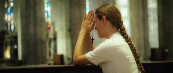 Kilise Cemaatinden Bir Kız Katedralde Diz Çöküp Dua Ediyor Tanrı — Stok video