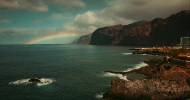 Tenerife Kanarya Adaları 'nda doğal okyanus yüzme havuzu turistik ilgi merkezi. Charco de Isla Cangrejo. Seyahat güzergahı. Gün batımı deniz manzarası.
