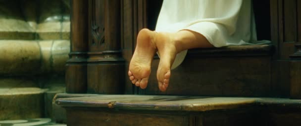 教会で祈っている巡礼者の足のベア 神を畏れる女性が教会で祈る — ストック動画