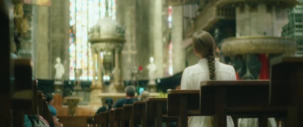 Touristin Beim Besuch Einer Alten Kathedralenkirche Europa Besichtigungstour Rückansicht Eines — Stockvideo