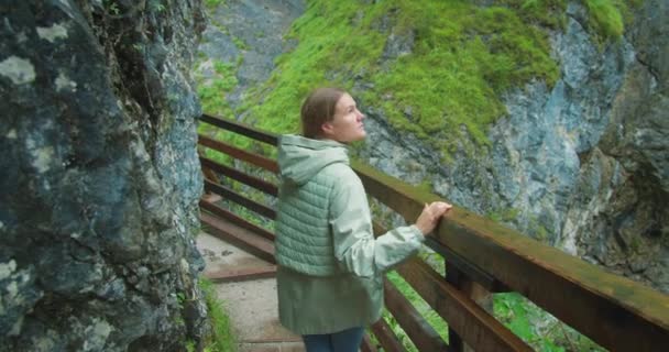 Žena Kráčí Úzké Promenádní Stezce Horách Temná Rokle Lammerklamm Rakousku — Stock video