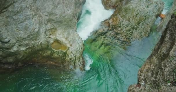 Acqua Turchese Cristallina Fresca Fiume Montagna Scorre Tra Rocce Una — Video Stock