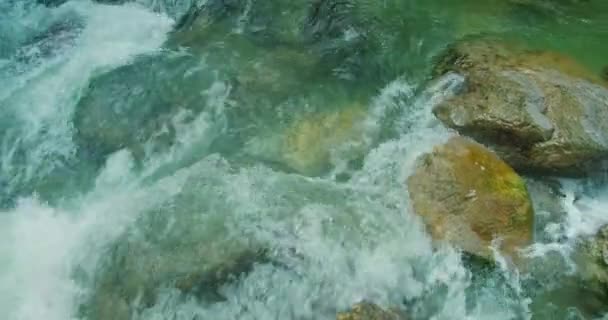 Silný Proud Vody Pohybuje Velmi Rychle Skalách Běsnící Potok Pohoří — Stock video