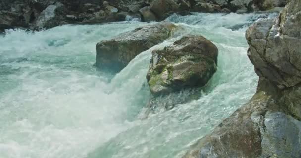Koude Bergrivier Met Helder Gletsjerwater Stroomt Een Rotsachtige Kloof Voorjaar — Stockvideo