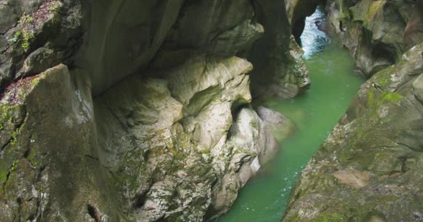 Berg Flod Flyter Smal Dark Gorge Lammerklamm Österrike Höstregnperioden — Stockvideo