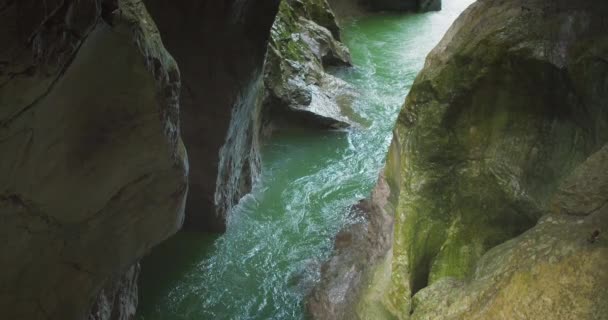 Berg Flod Flyter Smal Dark Gorge Lammerklamm Österrike Höstregnperioden — Stockvideo