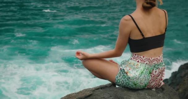Kvinna Mediterar Lotusposition Stenig Strand Vid Havet Flicka Som Andas — Stockvideo