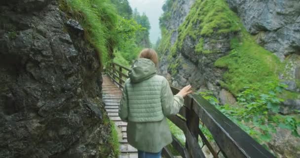 Free Happy Young Hiker Žena Zelené Pláštěnce Těší Klidný Deštivý — Stock video