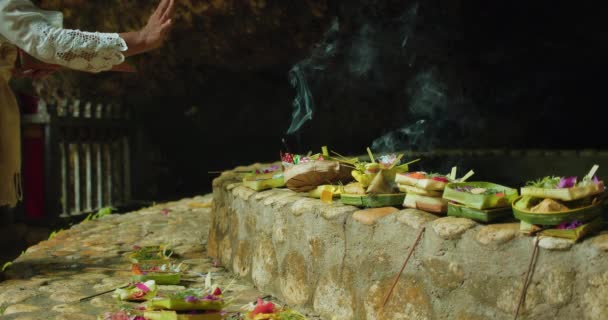 여성은 힌두교 신에게 제물의 예식을 수행합니다 불타는 향기는 야외에서 찌릅니다 — 비디오