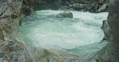 Buzlu temiz suyu olan soğuk dağ nehri kayalık bir vadide akar. Alplerdeki bahar doğa manzarası. Avusturya 'da Lammerklamm.