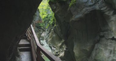 Avusturya 'da dar kayalık bir geçitte Lammer nehri boyunca ahşap yürüyüş. Baharda macera. Lammerklamm yolu.