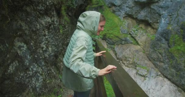 Свободная Счастливая Молодая Туристка Зеленом Плаще Наслаждающаяся Спокойным Дождливым Днем — стоковое видео