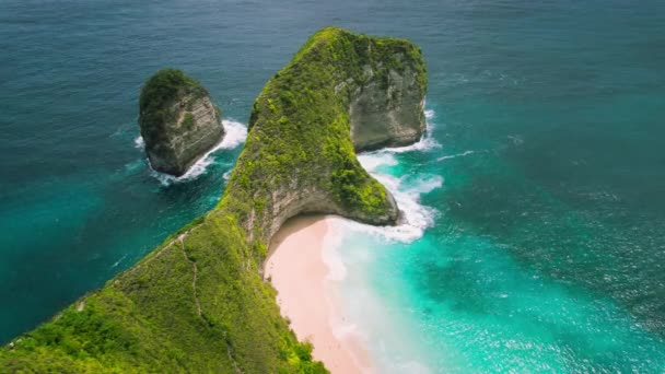 緑の崖と深い青い海の波を持つカラフルなジュラシックパーク トロピカルアイランドバリ島のキリングビーチの空中ビュー ペニダ — ストック動画