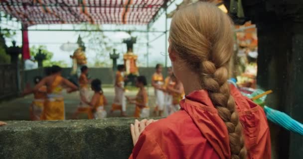 Балийская Танцевальная Церемония Кечак Древнем Индуистском Храме Индонезии Индонезийские Девушки — стоковое видео