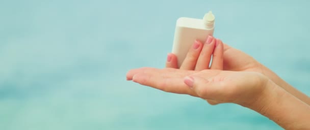 Mulher Segura Frasco Branco Produto Cosmético Nas Mãos Soltando Líquido — Vídeo de Stock