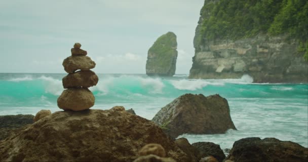 Cairn Stones Tumultuous Blue Waves Ocean Crashing Background Framed Lush — Stock Video
