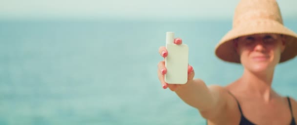 Mujer Demostrando Tubo Blanco Crema Para Cuidado Piel Protector Solar — Vídeos de Stock