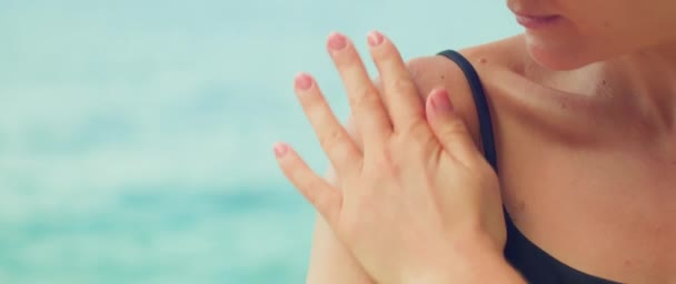 Mulher Esfrega Protetor Solar Sobre Corpo Ombros Praia Com Fundo — Vídeo de Stock
