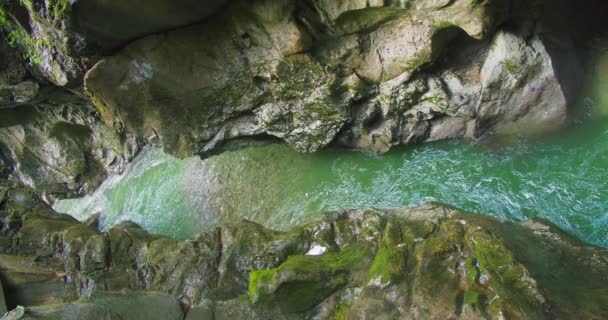 Horský Potok Smaragdově Zelenou Vodou Lammer Řeka Teče Úzkém Skalnatém — Stock video