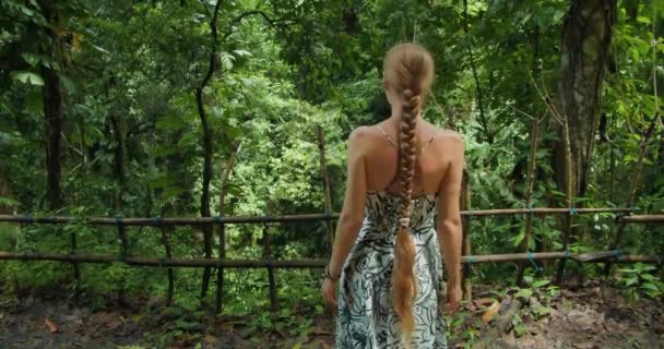 Touristin Auf Einem Pfad Dschungel Der Nähe Von Tembeling Strand — Stockvideo