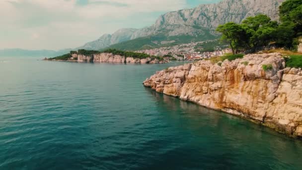 Spiagge Rocciose Della Città Riviera Makarska Rugged Scogliere Incontrano Calmo — Video Stock