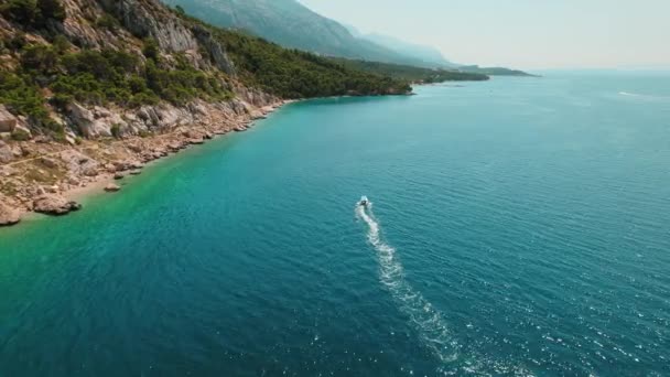 Pobřežní Blaho Chorvatsku Odlehlé Skalnaté Pobřeží Loď Proplouvá Safírovými Vodami — Stock video