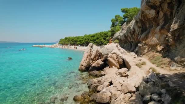 Mujer Relajándose Playa Rocosa Croatas Guijarros Paraíso Llama Ubicado Costa — Vídeo de stock