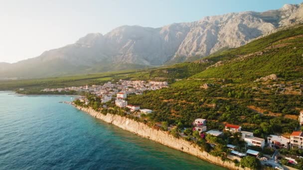 该镇紧紧抓住比奥科沃山下的海岸线和人类聚居的亚得里亚海海岸线 Makarska Riviera有光滑的海面 而城镇建筑提供了 — 图库视频影像