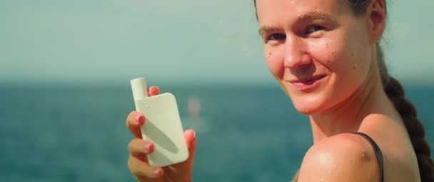 Donna Pubblicità Modello Prodotto Cosmetico Tubo Protezione Solare Mano Cura — Video Stock