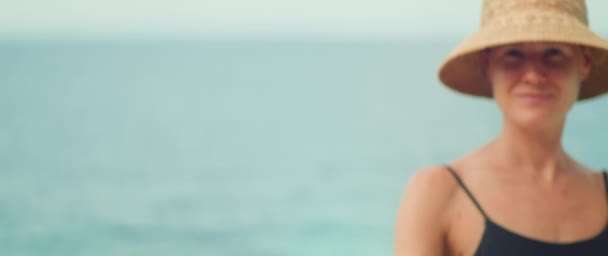 Жінка Демонструє Білу Трубку Сонцезахисного Крему Догляду Шкірою Океанічному Фоні — стокове відео